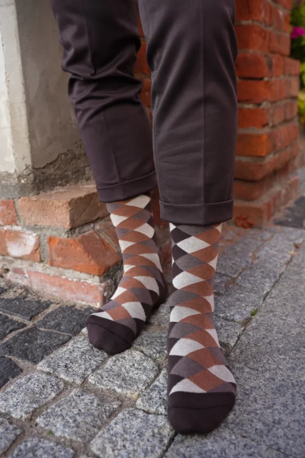 Skarpety Krystjan długie męskie Crazy Socks – Romby w odcieniach brązu